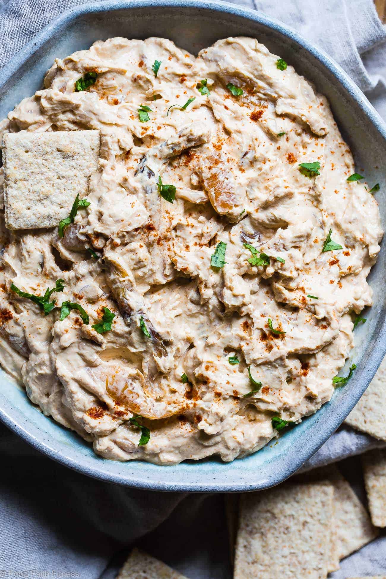 Easy Greek Yogurt French Onion Dip - This quick and easy French onion dip is a healthy, low carb, gluten free and protein packed appetizer that is perfect for parties! Only 110 calories and so creamy! | Foodfaithfitness.com | @FoodFaithFit