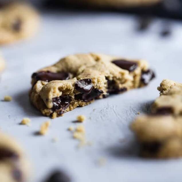 The BEST Eggless Chocolate Chip Cookies - SO chewy on the inside, crispy on the outside and secretly gluten free, with a dairy free and vegan option! The only chocolate chip cookie recipe you well ever need! | #Foodfaithfitness | #Glutenfree #Vegan #Healthy #Cookies #EggFree