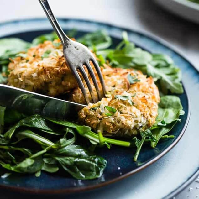 Whole30 Air Fryer Coconut Curry Salmon Cakes - These gluten free salmon cakes are made in the air fryer so they're juicy and SO crispy without all the oil! A healthy, paleo friendly, grain/dairy/sugar free meal that is low carb! | #Foodfaithfitness | #glutenfree #paleo #whole30 #airfryer #lowcarb