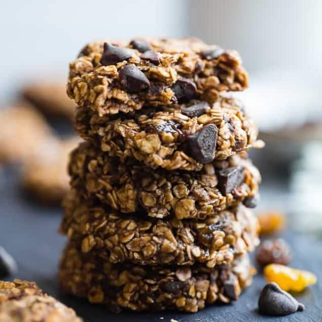 Vegan Gluten Free Oatmeal No Bake Cookies - These EASY, no bake oatmeal cookies have a surprise tahini twist, chocolate and notes of spicy cardamon and chewy golden raisins! A healthy, gluten/dairy/egg free treat for only 110 calories! | #Foodfaithfitness | #Vegan #NoBake #Healthy #ChocolateChip #Glutenfree