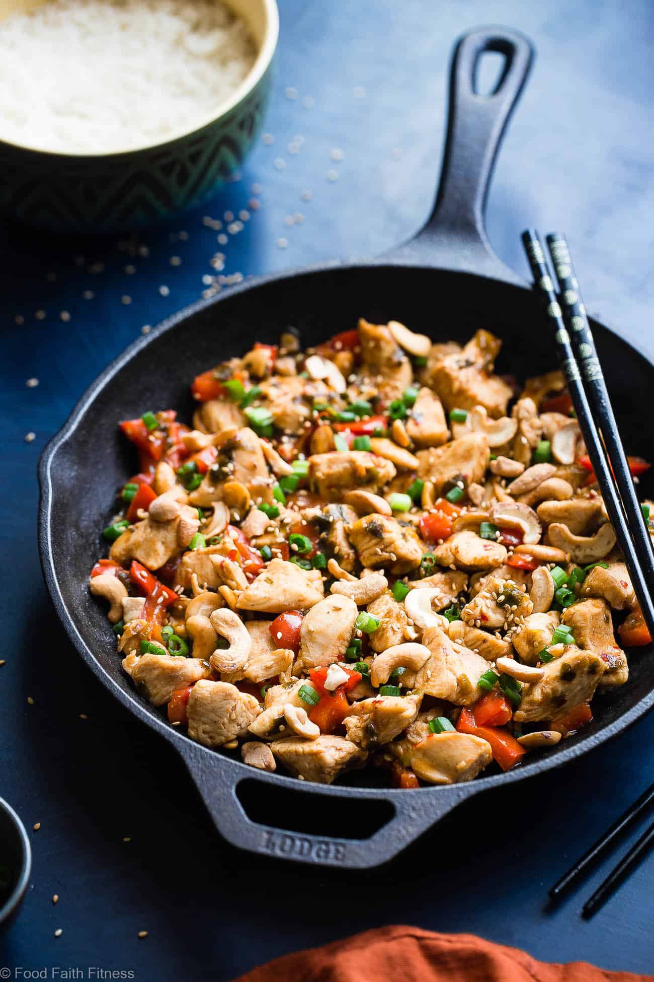 Easy Paleo Cashew Chicken Stir Fry - A healthy, gluten, grain and dairy free weeknight meal that the whole family will love! Ready in 20 minutes and WAY better than takeout! | #Foodfaithfitness | #Paleo #Glutenfree #Healthy #StirFry #Dairyfree