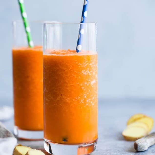 Orange Ginger Carrot Smoothie - Only 3 ingredients, 100 calories and SO refreshing! A paleo, vegan and whole30 quick breakfast or snack to get you through the day! | #Foodfaithfitness | #Glutenfree #vegan #healthy #paleo #whole30