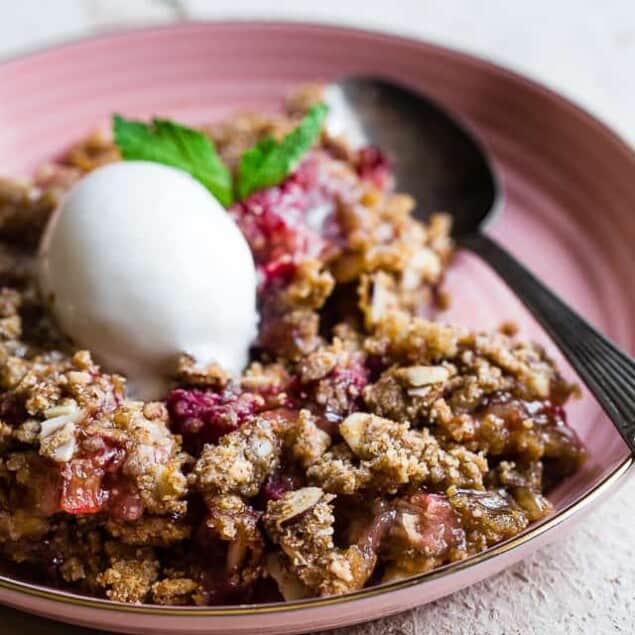 Easy Gluten Free Strawberry Rhubarb Crisp - This healthier Strawberry Rhubarb Crisp is a better for you dessert made with wholesome, simple ingredients! Dairy, gluten, grain free and paleo and vegan friendly too! | #Foodfaithfitness | #Vegan #Paleo #Glutenfree #Healthy #Dessert