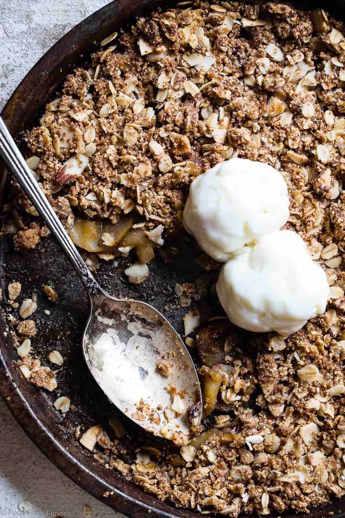 Easy Vegan Gluten Free Apple Crisp - Made with SUPER simple, wholesome ingredients and is perfectly spicy-sweet and yummy! The perfect, cozy fall dessert that you will never believe is gluten/dairy/egg free and healthy! | #Foodfaithfitness | #Glutenfree #Vegan #Dairyfree #Healthy #Eggfree