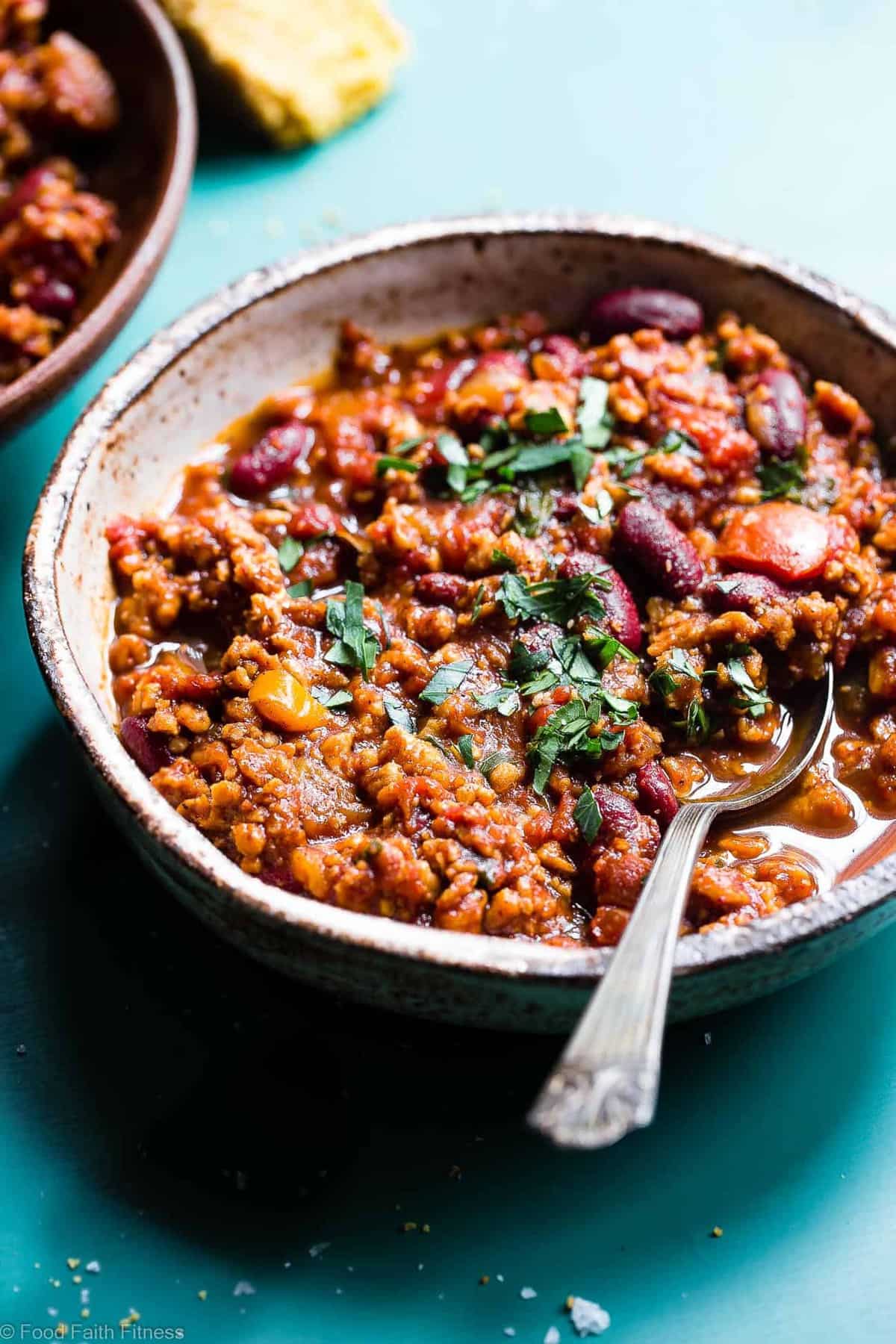 Instant Pot Meatless Easy Vegan Chili Recipe -  You will NEVER believe that this is a vegetarian chili recipe! It's a healthy, gluten free weeknight meal that is ready in only 30 minutes! Even meat-eaters are going to LOVE this recipe! | #Foodfaithfitness | #Vegan #Vegetarian #Chili #Instantpot #healthy