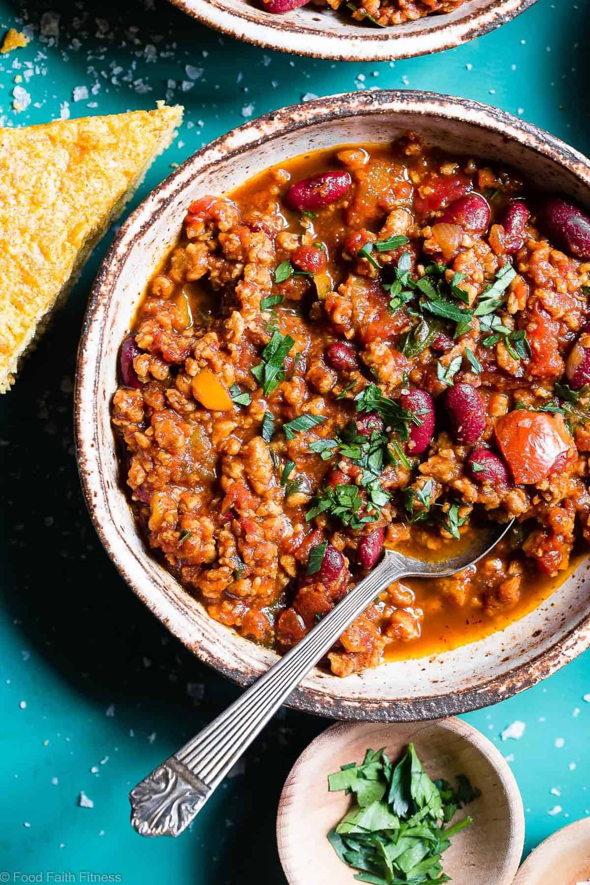 Instant Pot Meatless Vegan Chili -  You will NEVER believe that this is a vegetarian chili recipe! It's a healthy, gluten free weeknight meal that is ready in only 30 minutes! Even meat-eaters are going to LOVE it! Truly the best vegan chili recipe! | #Foodfaithfitness | #Vegan #Vegetarian #Chili #Instantpot #healthy