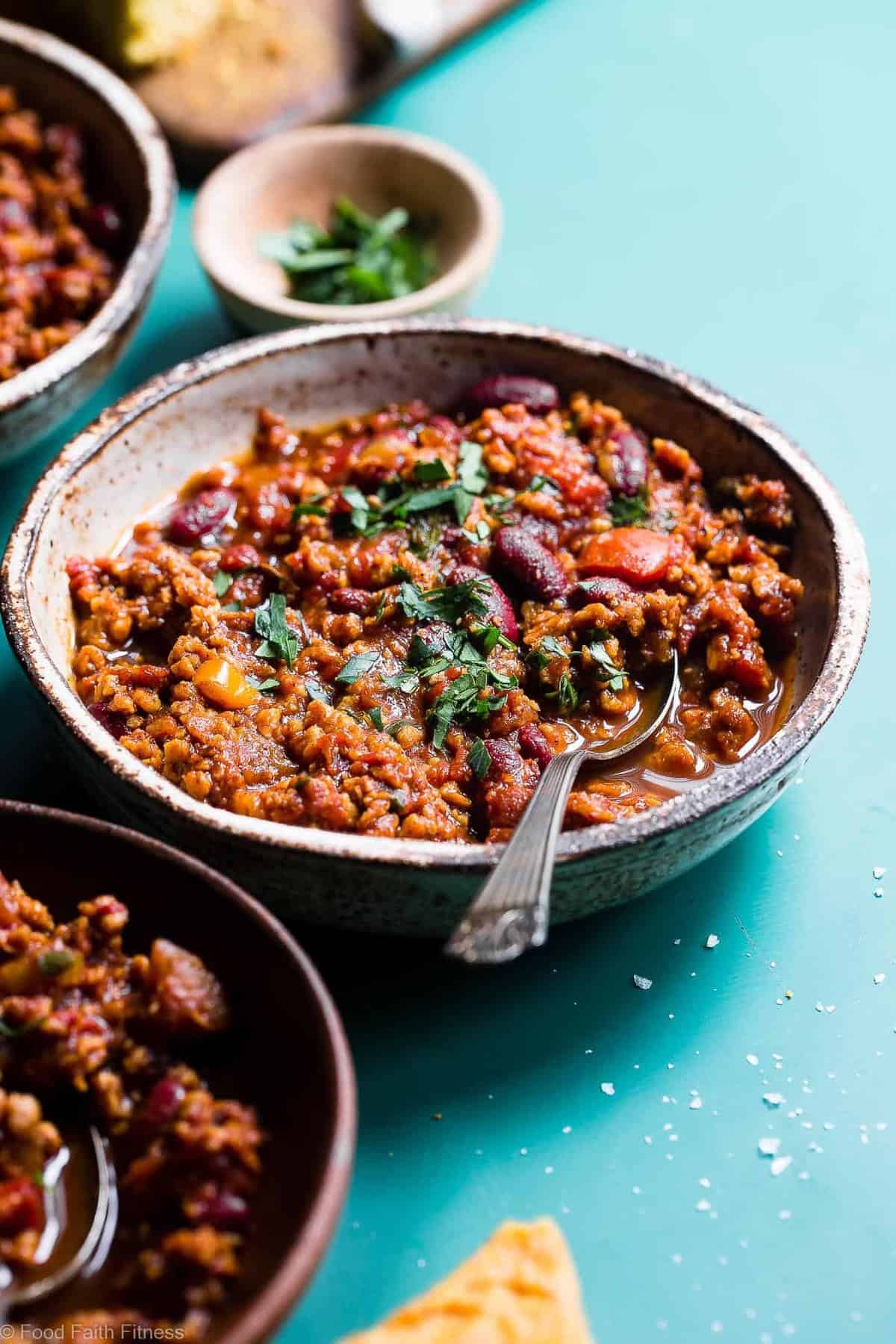 Instant Pot Meatless Vegan Chili -  You will NEVER believe that this is a vegetarian chili recipe! It's a healthy, gluten free weeknight meal that is ready in only 30 minutes! Even meat-eaters are going to LOVE this recipe! | #Foodfaithfitness | #Vegan #Vegetarian #Chili #Instantpot #healthy