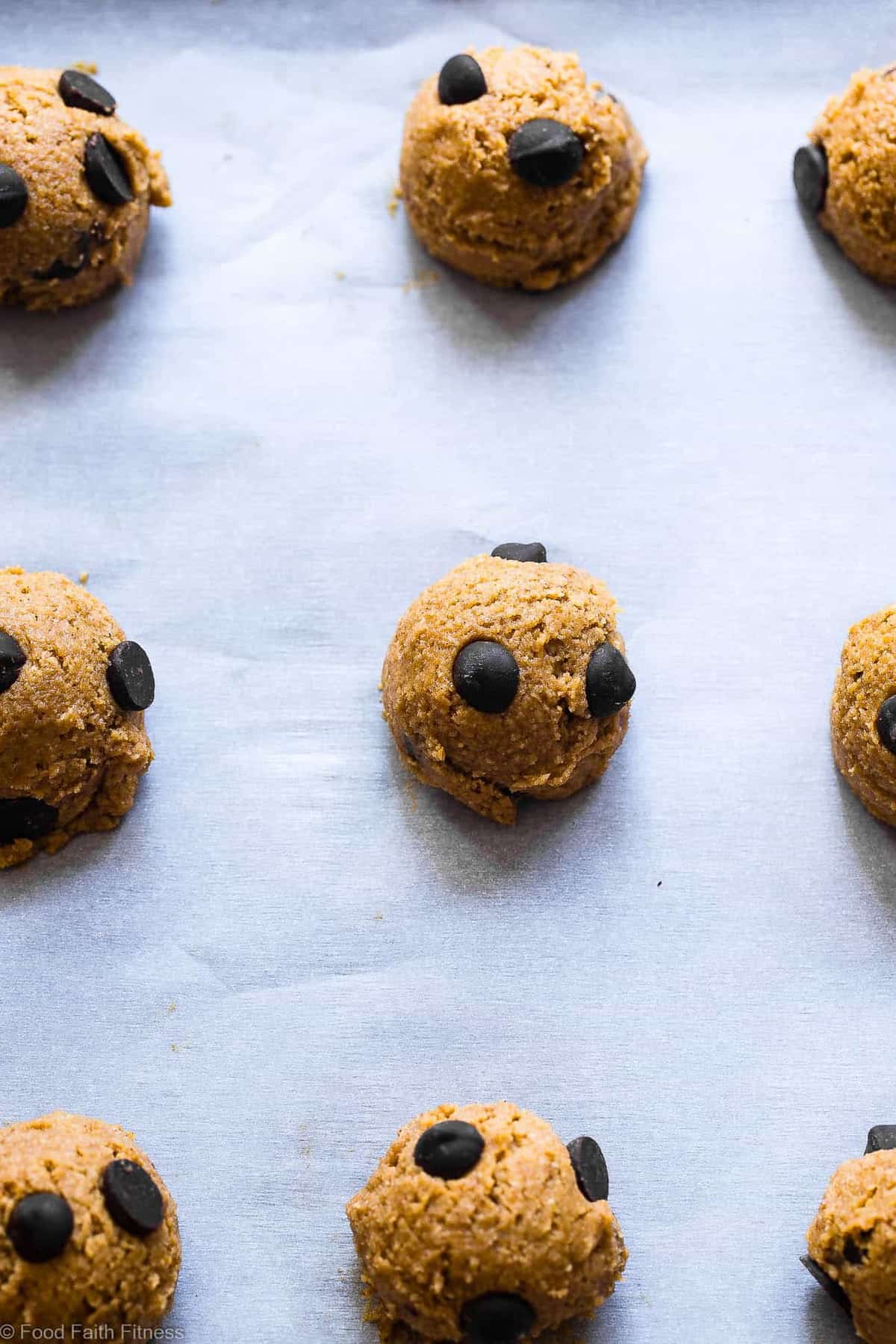 Pumpkin Spice Eggless Chocolate Chip Cookies Recipe - These are the best pumpkin Chocolate Chip Cookies! Crispy on the outside, chewy on the inside and have a punch of pumpkin spice! Gluten/dairy/egg free, vegan friendly and only 124 calories! | #Foodfaithfitness | #Glutenfree #Vegan #Dairyfree #Eggfree #Pumpkinspice