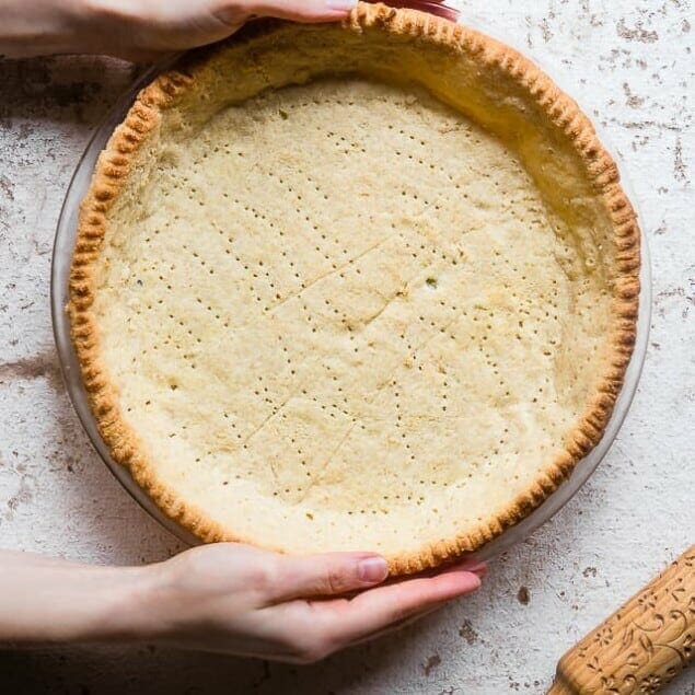 Low Carb Paleo Almond Flour Pie Crust - This is the BEST keto pie crust ever! So tender, buttery and flaky that you will never know it's gluten free, sugar free and better for you! So easy to make too! | #Foodfaithfitness | #Glutenfree #keto #paleo #lowcarb #healthy