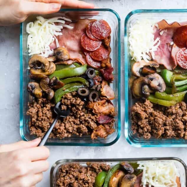 Keto Low Carb Pizza Meal Prep Bowls - These easy meal prep bowls are perfect for both kids and adults to pack for lunches! Gluten free, healthy and paleo and whole30 compliant too! Dairy free option included. | #Foodfaithfitness | #Glutenfree #keto #lowcarb #whole30 #mealprep