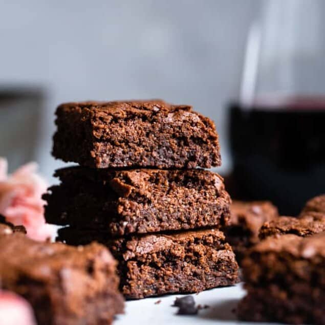 Easy Gluten Free Dairy Free Brownies - These grain free, healthy brownies come together in less than an hour and are SO dense, chewy and FUDGY! Paleo friendly, gluten and dairy free and SO delicious! | #Foodfaithfitness | #Glutenfree #Dairyfree #Paleo #Healthy #Brownies