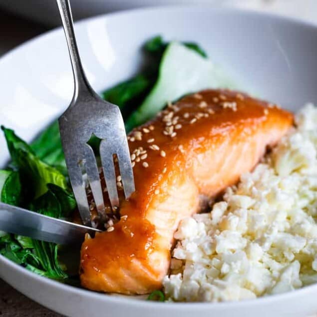Honey Sriracha Miso Glazed Salmon - An easy, 15 minute weeknight dinner that is big on spicy-sweet asian flavor! A gluten free meal you'll make over and over! Only one Weight Watchers SmartPoint too! | #Foodfaithfitness | #Glutenfree #Lowcarb #Keto #Healthy #Dairyfree