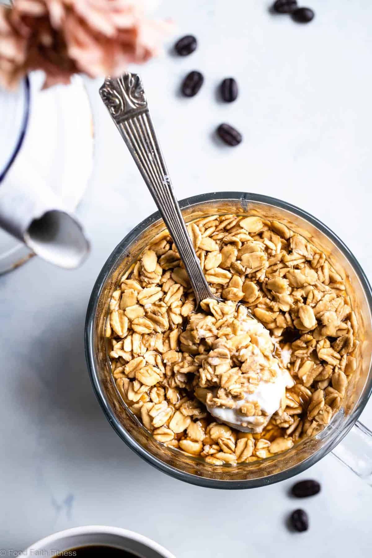 Vanilla Latte Overnight Oats - These gluten free overnight oats with Greek yogurt are a simple, 5 ingredient and protein packed way to start your day! Make them ahead for easy mornings! | #Foodfaithfitness | #glutenfree #healthy #breakfast #Greekyogurt #overnightoats