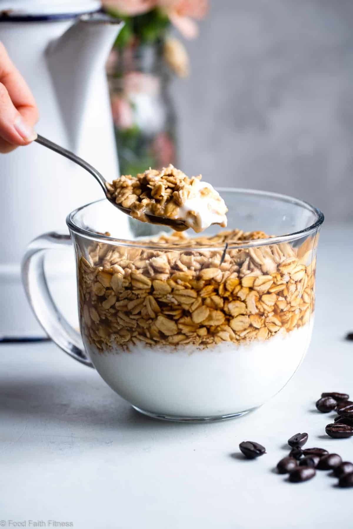 Vanilla Latte Overnight Oats - These gluten free overnight oats with Greek yogurt are a simple, 5 ingredient and protein packed way to start your day! Make them ahead for easy mornings! | #Foodfaithfitness | #glutenfree #healthy #breakfast #Greekyogurt #overnightoats