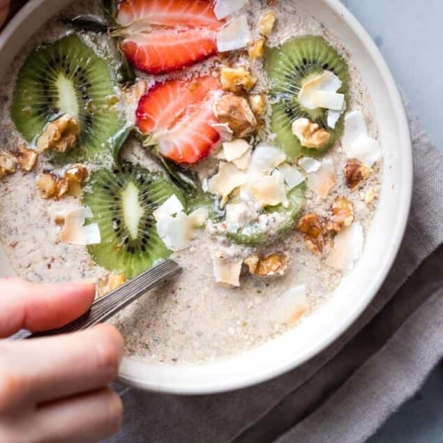 No Oats Paleo Oatmeal - This grain free oatmeal is an EASY, healthy recipe that you can make ahead for busy mornings! Loaded with healthy fat to keep you full too! | #Foodfaithfitness | #Glutenfree #dairyfree #paleo #grainfree #healthy