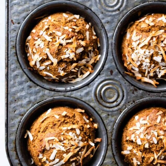 Sugar Free Gluten Free Oatmeal Carrot Muffins - These easy carrot muffins are naturally sweetened with dates and have a surprise, spicy-sweet kick! SO light and fluffy! Gluten free, healthy and tasty! | #Foodfaithfitness |
