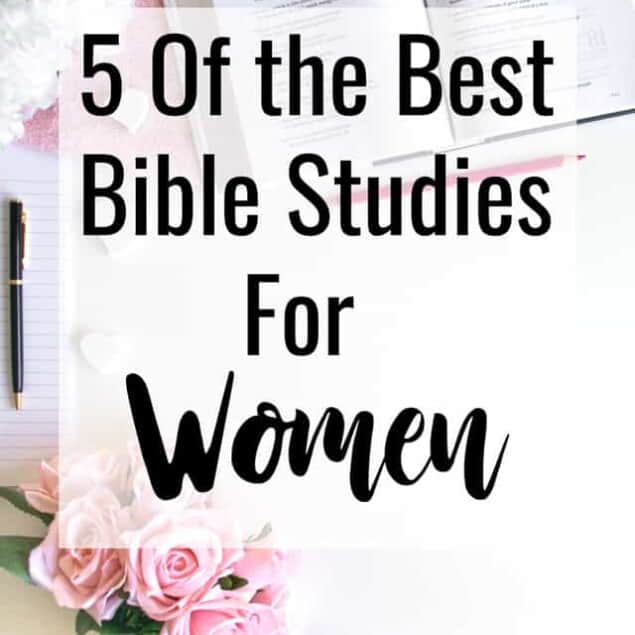 5 Of the Best Womens Devotionals - Looking for some new devotionals of Bible studies? I'm sharing 5 of the best womens devotionals that will help you draw closer to God and love yourself! | #Foodfaithfitness | #Biblestudy #Devotionals #Christian #Faith 
