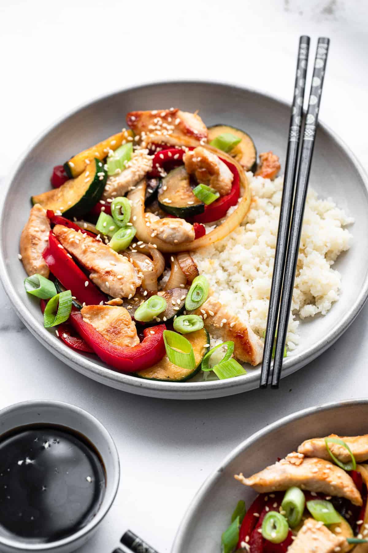 low carb keto chicken stir fry in a gray ceramic plate