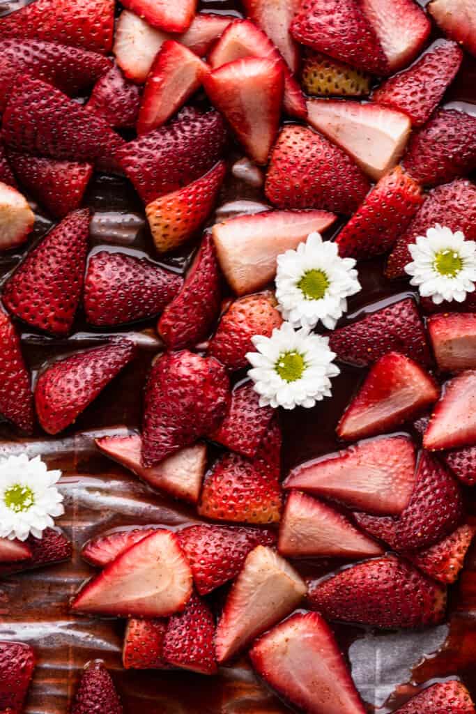 un bouquet de fraises rôties tranchées