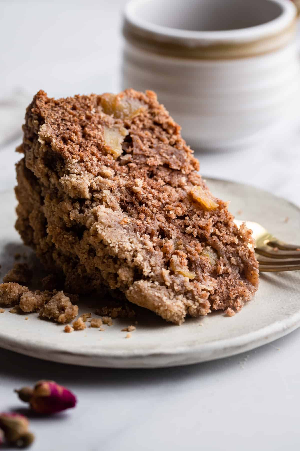 Caramel Apple Crumble Cake ~ Recipe | Queenslee Appétit | Recipe | Apple  crumble cake, Crumble cake recipe, Crumble cake