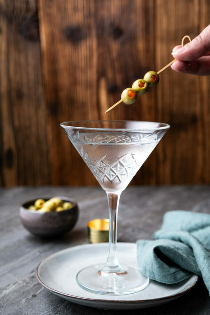 How to Make a Dry Martini Cocktail featured