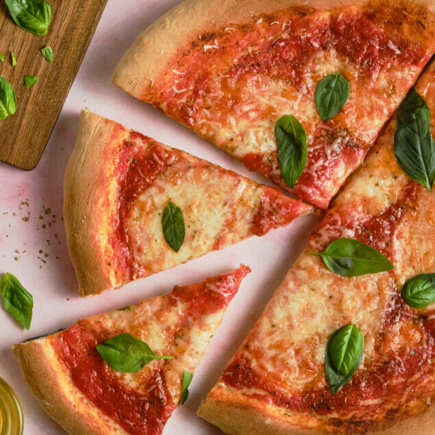 Domowa pizza Margherita pokazana na powyższym obrazku
