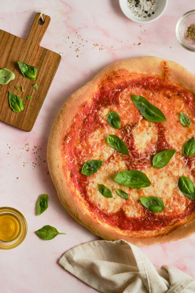 Domowa pizza Margherita zaznaczona na obrazku poniżej