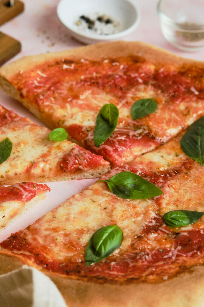 Domowa pizza Margherita zaznaczona na obrazku poniżej 2