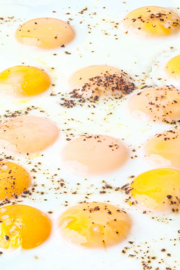 تخم مرغ های سرخ شده در فر (تبه تابه) تصویر زیر را نشان می دهد